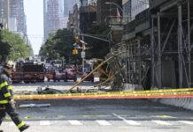 Topo de guindaste cai em rua de Nova York e deixa seis feridos