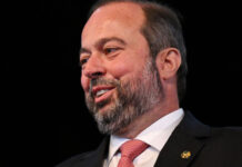 Ministro diz que conta de luz baixará e que haverá menos energia gerada com queima de óleo