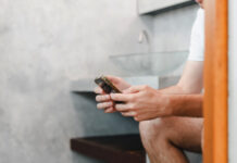 Usa o celular enquanto faz o ‘número dois’? Não devia…