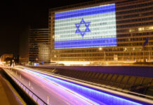 Monumentos pelo mundo se iluminam de azul e branco em apoio a Israel