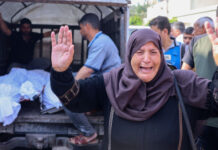 Imagens de guerra: A insuportável dor de ter de sepultar uma criança