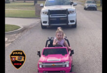 Menina de 3 anos é parada pela polícia por dirigir carro de brinquedo