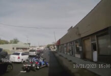 Mulher cai de motociclo e quase é atropelada por ônibus no Arkansas
