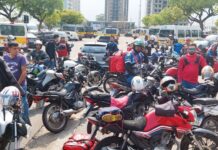 Motoboys e motoristas do transporte escolar fazem ato no Paço Municipal favorável e em agradecimento à liberação de tráfego em vias do BRT