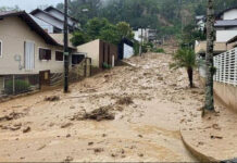 ‘Avalanche’ de lama atinge rua em Blumenau