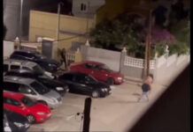 Homem com uma faca persegue pela rua amante da mulher (ainda nu)