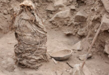 Arqueólogos peruanos encontram múmias de crianças de mil anos em Lima