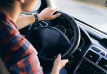 Posso dirigir descalço? E comer ao volante? Veja 20 dicas antes de pegar a estrada