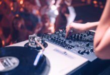 Grupo de mulheres expulsas de discoteca por serem "velhas demais"