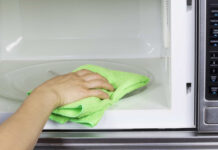 Micro-ondas com cheiro ruim? Veja como resolver este problema!
