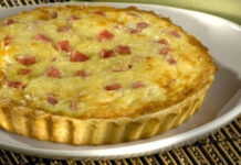 Veja como preparar Quiche de presunto e queijo com base de Cream Cracker