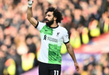 Liverpool vence Crystal Palace, de virada, e assume a liderança do Inglês