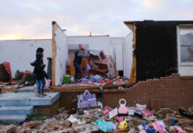 Bebê de 4 meses é encontrado vivo numa árvore após tornado no Tennessee