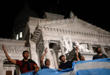 Protestos na Argentina têm momentos de tensão e dois detidos