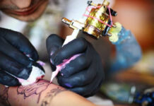 Tatuador multado após cliente morrer de septicemia; estúdio era ilegal