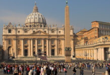 Vaticano rebate reação conservadora dentro da Igreja Católica sobre bênçãos a casais gays