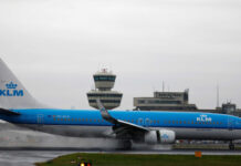 Avião da KLM derrapa na pista com gelo e para na grama na Suécia