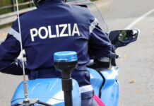 Carro desgovernado bate contra um café na Itália e faz sete feridos
