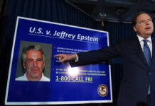 Justiça dos EUA revela emails em que namorada de Epstein cita Andrew e Clinton
