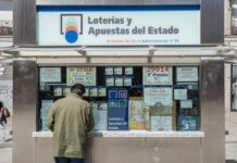 Duas pessoas devolvem carteira perdida com bilhete de loteria premiado