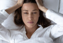 Conheça a melhor posição para dormir quando tem dores de cabeça fortes