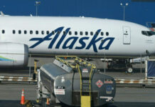 Alaska Airlines ofereceu US$ 1.500 a passageiros após incidente, diz jornal