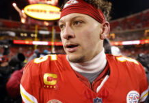 Capacete de astro da NFL racha após forte pancada em adversário
