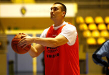 Assistente técnico dos Warriors sofre ataque cardíaco e morre aos 46