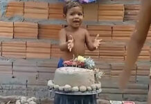 Menino de 2 anos comemora aniversário com bolo e docinhos de areia; veja