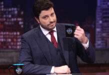 Programa de Danilo Gentili no SBT bate recorde no YouTube e vira líder na plataforma