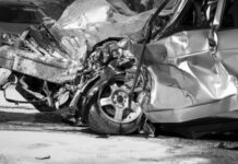 Carro despenca de ribanceira de 30 metros e deixa 3 pessoas feridas em SC