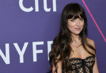 Dakota Johnson deslumbrante em vestido transparente
