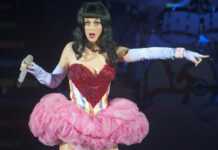 Camaleoa e ousada: A evolução do estilo de Katy Perry!