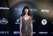 Dakota Johnson tem passagem relâmpago no Baile da Vogue