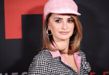 Penélope Cruz transforma casaco da Chanel em minivestido