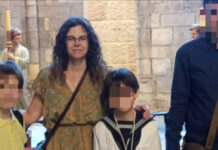 Dois adolescentes matam a mãe adotiva; colegas "totalmente chocados"
