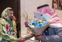 Neymar volta ao Al-Hilal e recebido com flores