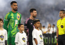 Filho de Kim Kardashian entra em campo de mãos dadas com Messi