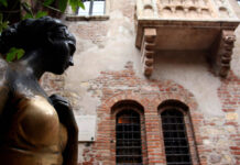 Turistas apaixonados estragam estátua de Julieta em Verona