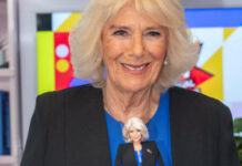 Rainha Camilla ganha uma boneca barbie em sua homenagem, veja