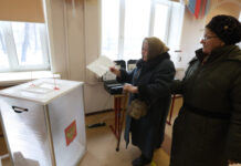 Votação na Rússia tem polícia, cédula e urna eletrônica