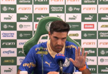 Abel repudia discriminação e fica em silêncio durante conferência