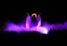 Paixão de Cristo reúne multidão no Parque dos Espanhóis
