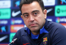 Xavi elogia Vitor Roque, mas cobra melhora