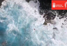Turista morre ao cair no mar enquanto tirava fotos; veja o resgate