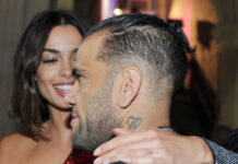 Daniel Alves e Joana Sanz passeiam por Barcelona de mãos dadas