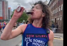 Homem corre a maratona de Londres e para 25 vezes para beber vinho