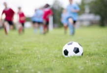 Criança é baleada na cabeça ao pular cerca para procurar bola de futebol