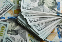 Dólar abre em forte queda após Fed e mudança de perspectiva de crédito do Brasil