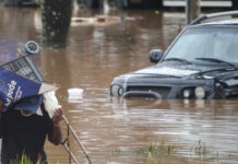 Guaíba tem alerta de inundação extrema e portão 14 rompe em Porto Alegre